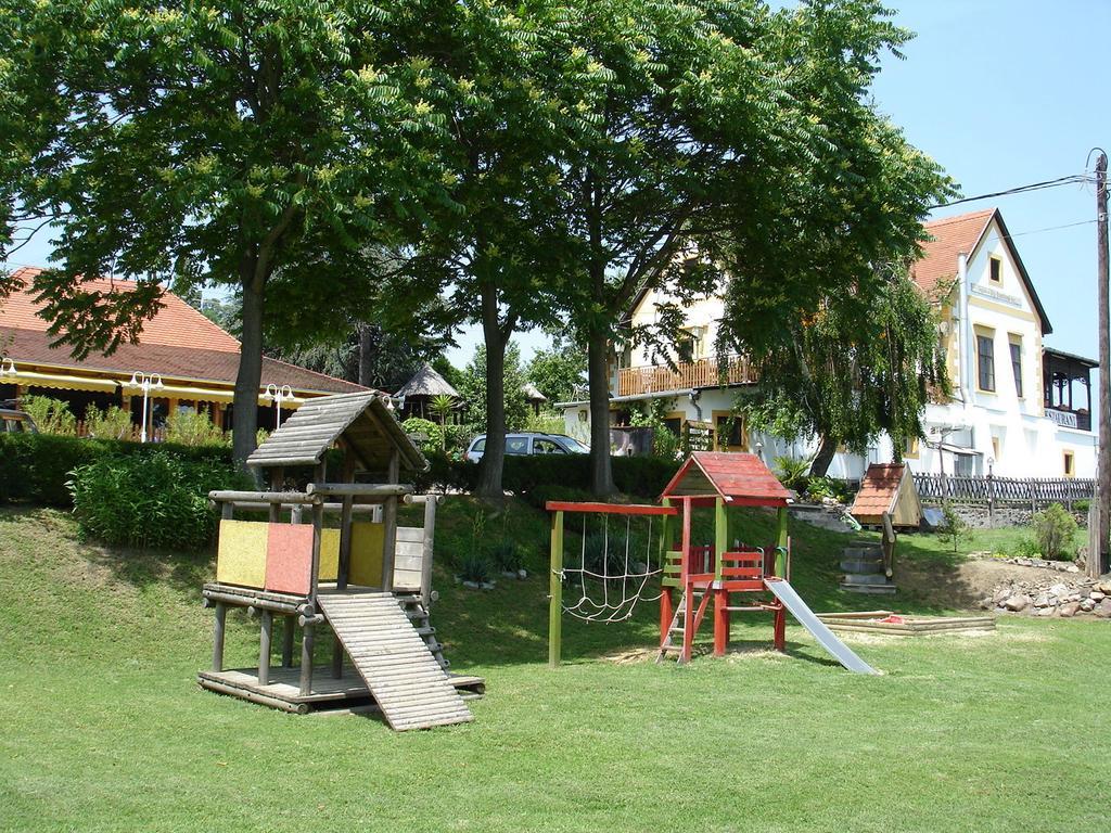 Bacchus Apartman - Borbarlang, Badacsony Badacsonytomaj Exterior photo